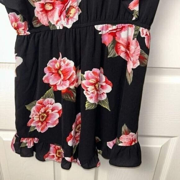 Umgee Black Floral Surplice Ruffle Short Sleeve Casual Shorts Romper Size Medium - Picture 3 of 10
